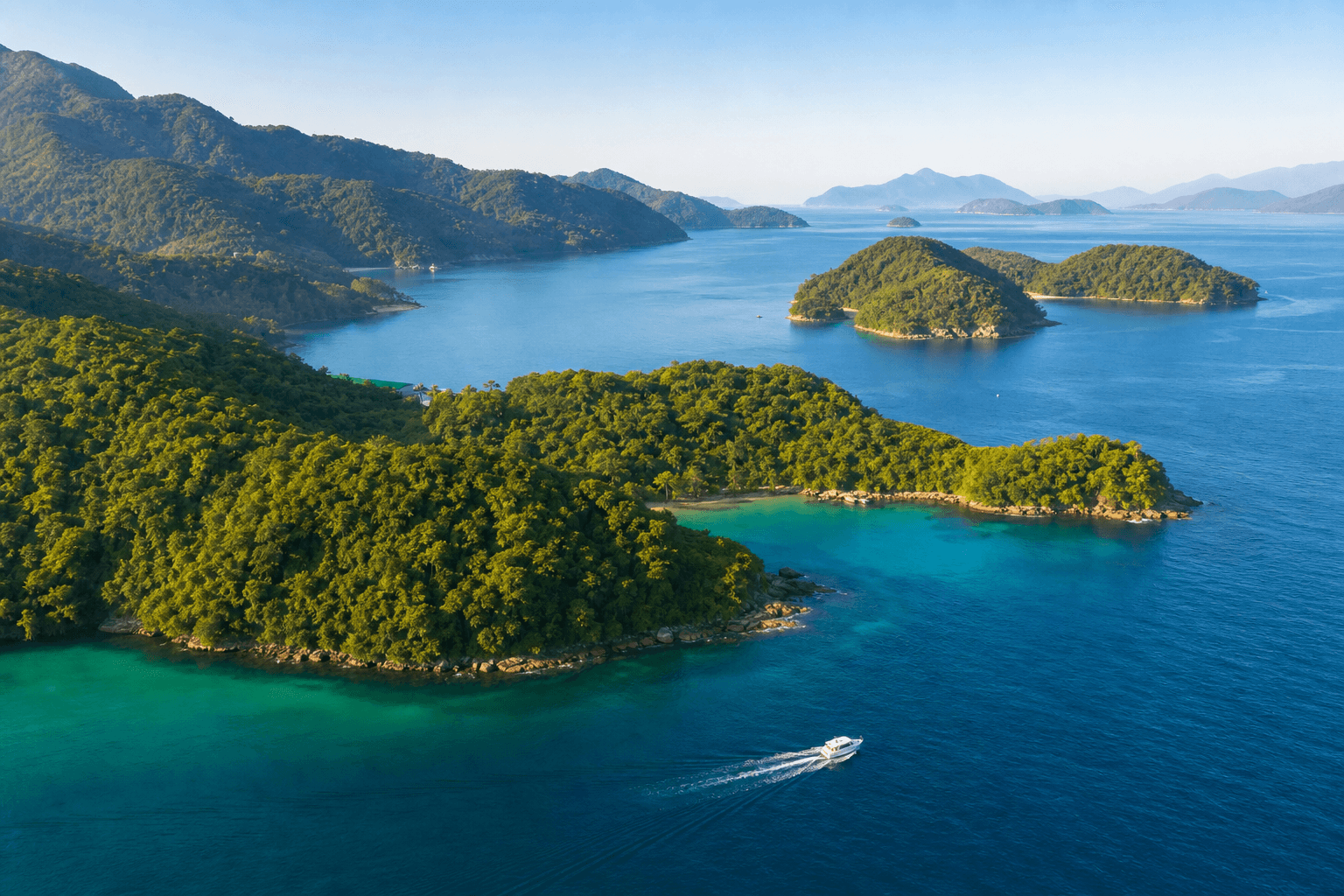 Ilhas cobertas pela Mata Atlântica em Angra dos Reis