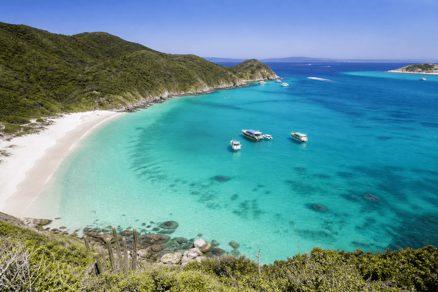 Praia do Farol e águas azul-turquesa em Arraial do Cabo
