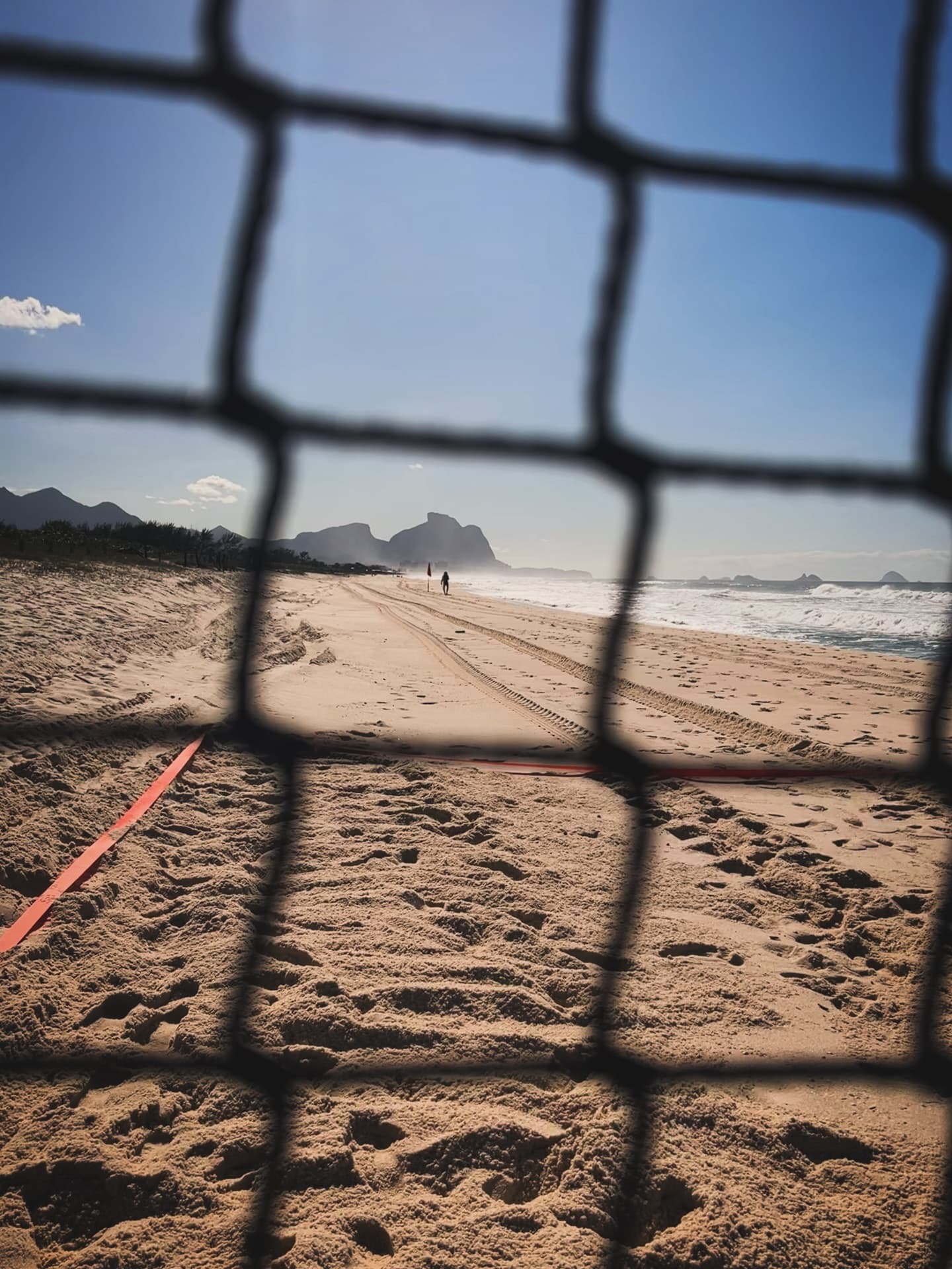 Vista da Praia da Reserva através da rede de beach tennis