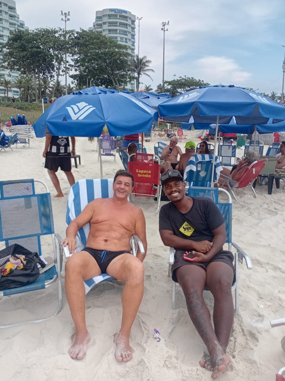 Maicon Cândido recebendo um visitante em um momento descontraído na praia